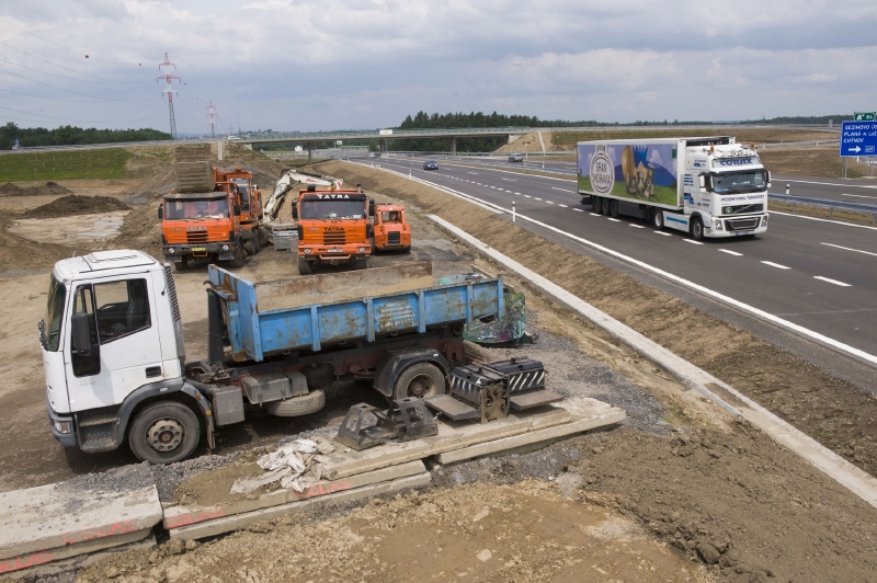 Stavební práce prý byly urychleny, aby se stihl úsek dálnice otevřít před prázdninami.