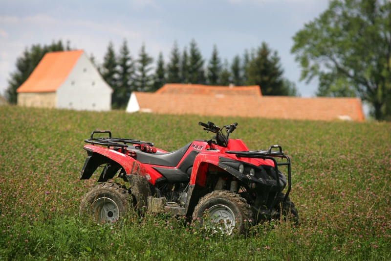 Majitelé mopedů, motocyklů, motokol, ale také čtyřkolek nemusí v Praze platit parkování.