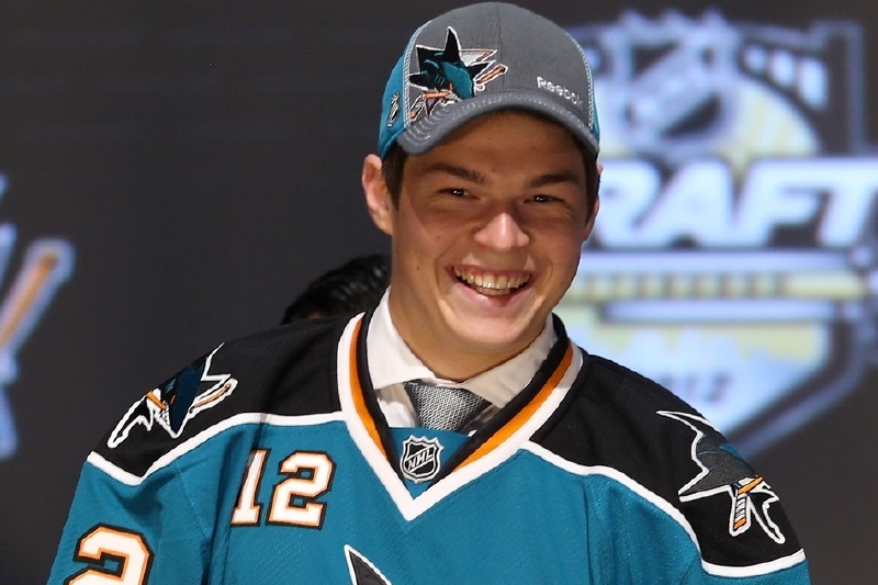 Spokojený Tomáš Hertl v dresu San Jose Sharks. Spokojený Tomáš Hertl v dresu San Jose Sharks.