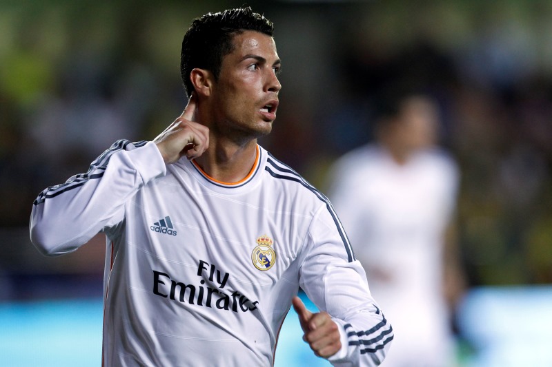 Hvězdný fotbalista Realu Madrid Cristiano Ronaldo díky úternímu hattricku do sítě Galatasaraye poskočil v historické tabulce střelců Ligy mistrů. Hvězdný fotbalista Realu Madrid Cristiano Ronaldo díky úternímu hattricku do sítě Galatasaraye poskočil v historické tabulce střelců Ligy mistrů.