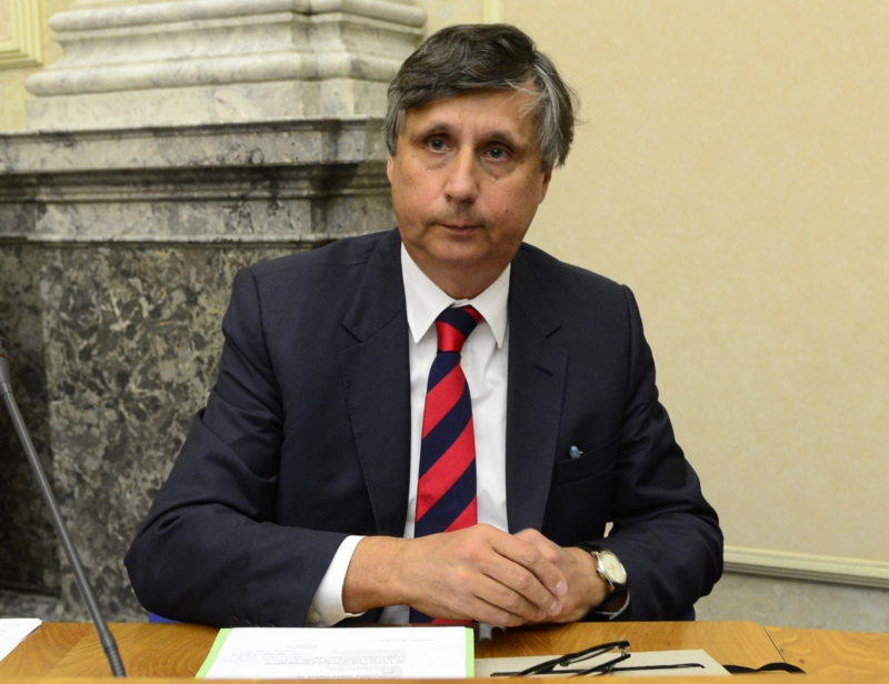 Ministr financí v demisi Jan Fischer. Ministr financí v demisi Jan Fischer.