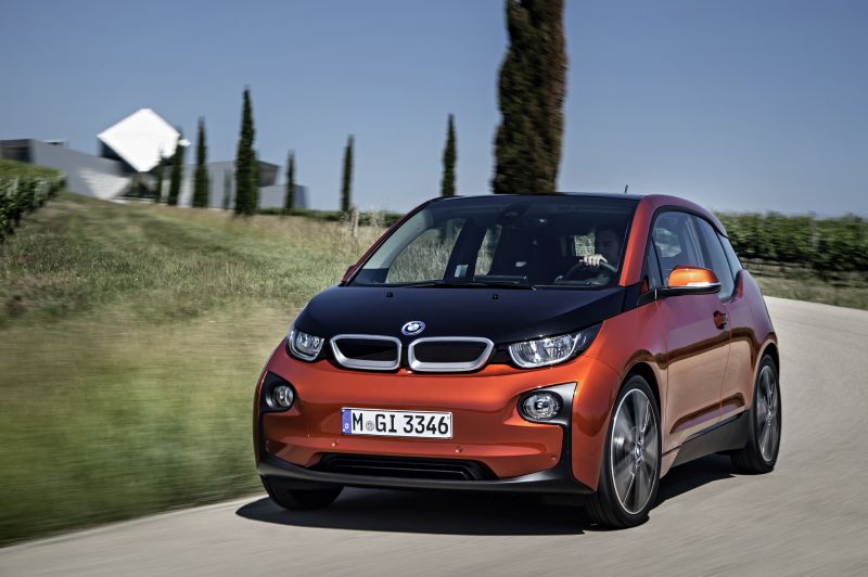 Elektromobil BMW i3 už poputuje za zákazníky.