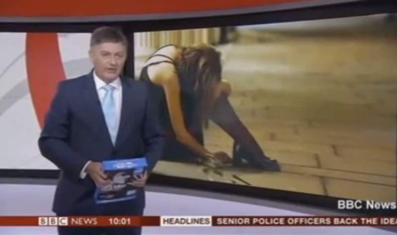 Simon McCoy s balíkem papírů v ruce.