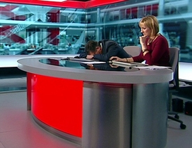 Další nezapomenutelný okamžik britského moderátora. Tentokrát spí v přímém přenosu.