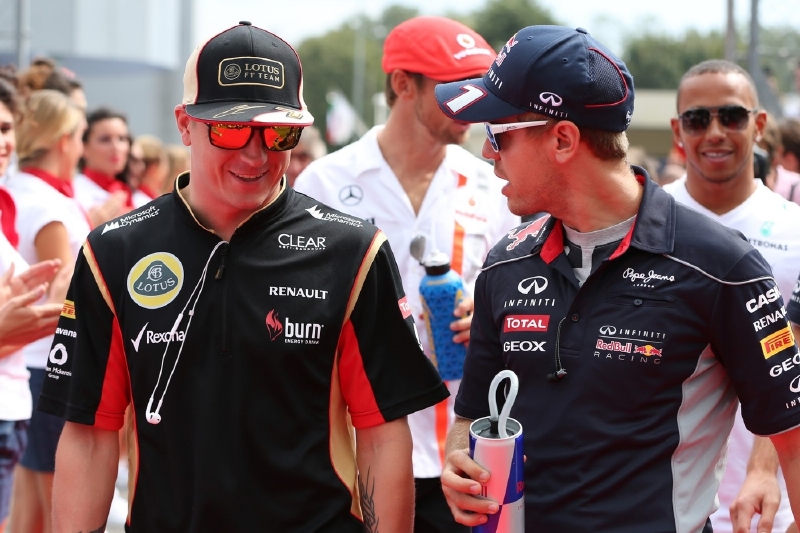 Kimi Räikkönen (vlevo) při debatě se Sebastianem Vettelem.
