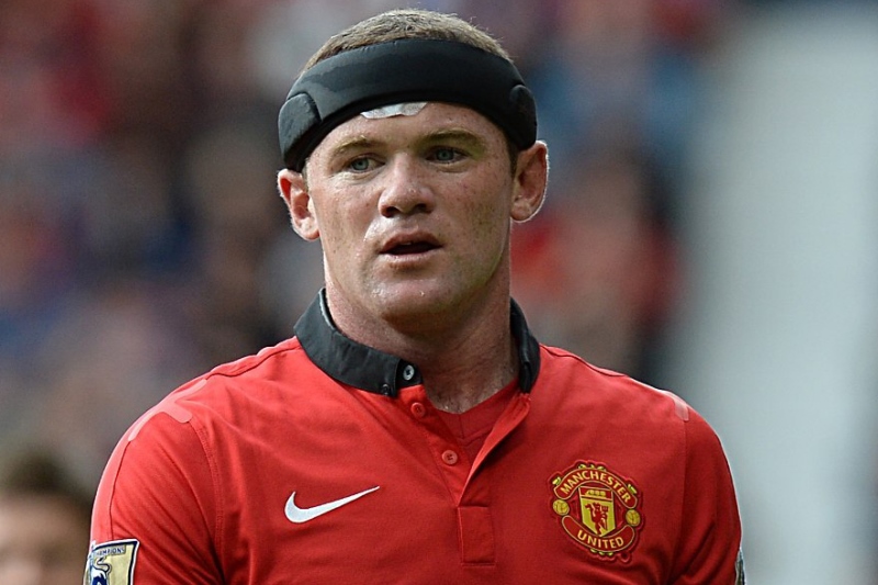 Wayne Rooney s atypickým chráničem.