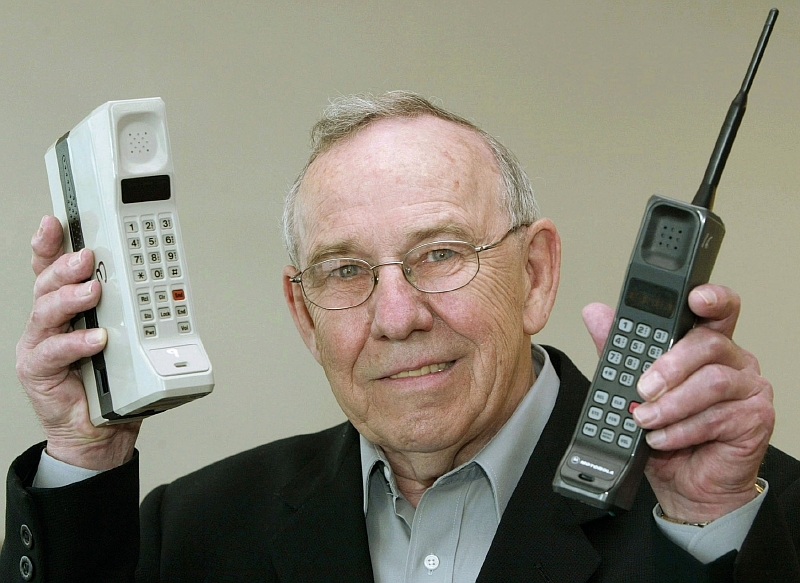 Bývalý šéf designérů firmy Motorola Rudy Krolopp ukazuje modely DynaTAC 8000X (vlevo) a International 3200.