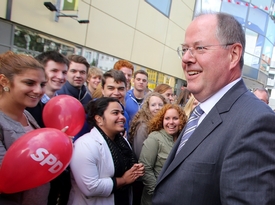 Levicový Peer Steinbrück (SPD) v německém předvolebním boji překvapivě dotahuje favoritku a stávající kancléřku za CDU/CSU Angelu Merkelovou.