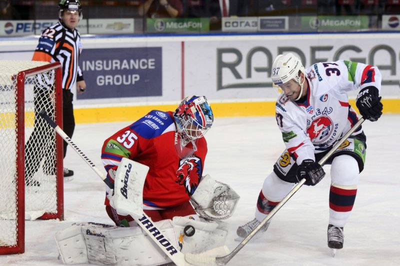 Brankář Petri Vehanen z HC Lev Praha a Tim Brant z Nižného Novgorodu.