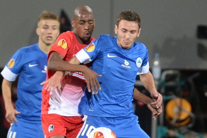 Liberecký záložník Sergej Rybalka (vpravo) v souboji s Gelsonem Fernandesem z Freiburgu.