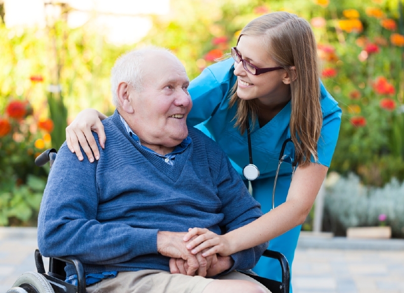 Člověk trpící Alzheimerovou chorobou nemusí být nutně připoután na lůžko, jen musí být pod dohledem.