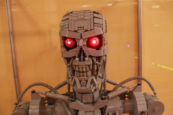 Tenhle Terminátor z Lega je jen nehybná socha. Ti funkční roboti často klamou tělem.