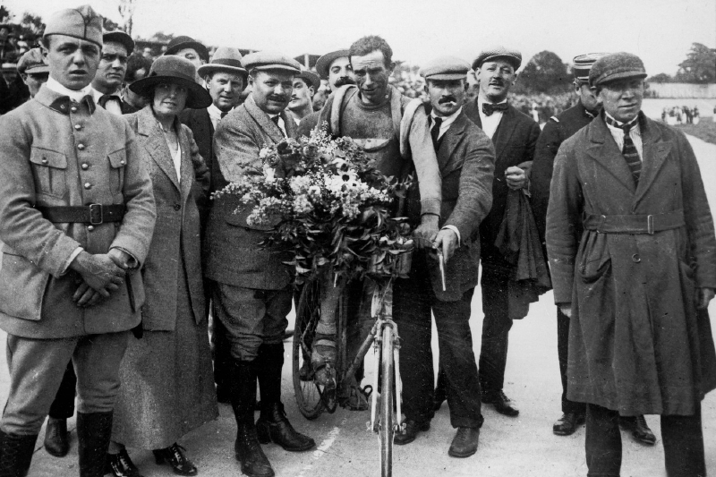 Firmin Lambot (s bicyklem uprostřed) - nejstarší vítěz Tour de France.