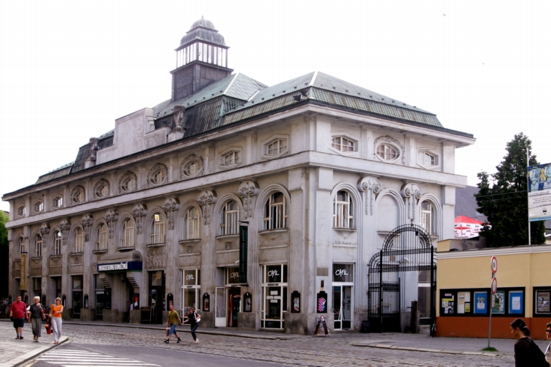 Obě inistituce, tedy olomoucké Divadlo hudby i Muzeum umění již před sloučením sídlily v jedné budově. Obě inistituce, tedy olomoucké Divadlo hudby i Muzeum umění již před sloučením sídlily v jedné budově.