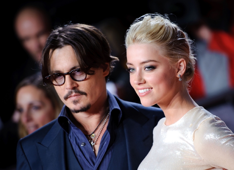 Johnny kupuje Amber drahé dárky.