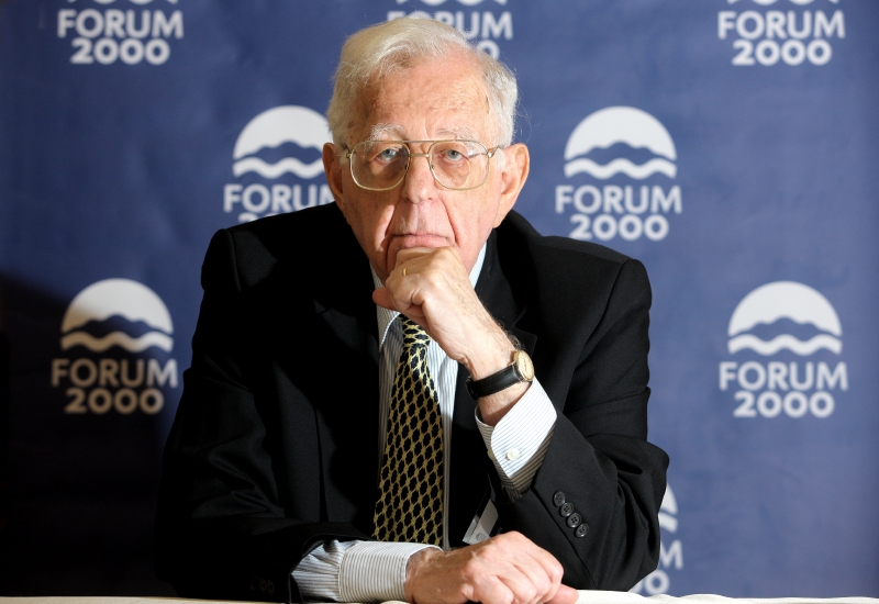 Izraelský politolog Shlomo Avineri poskytl rozhovor během konference Forum 2000.