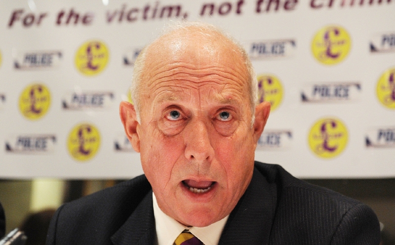 Britský poslanec Godfrey Bloom má prý zemitý smysl pro humor, a tak říká ženám coury. Britský poslanec Godfrey Bloom má prý zemitý smysl pro humor, a tak říká ženám coury.