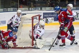 Zleva Niko Kapanen z HC Lev Praha, Jarkko Immonen a Georgij Gelašvili z Nižného Novgorodu a Jiří Novotný z HC Lev Praha.