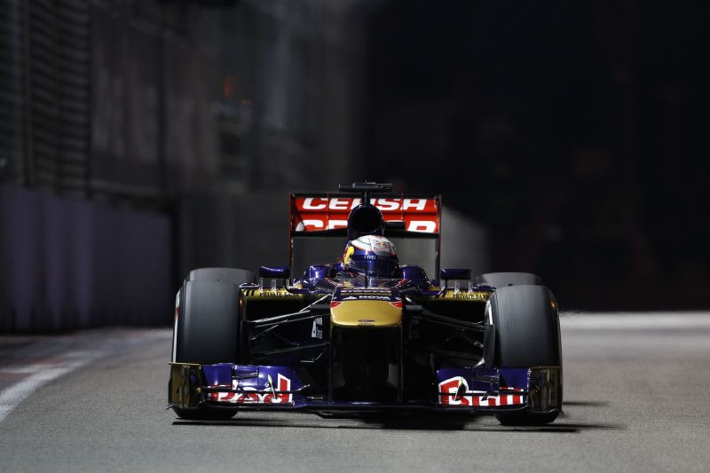 Závodní vůz Toro Rosso v akci na singapurském okruhu. Závodní vůz Toro Rosso v akci na singapurském okruhu.