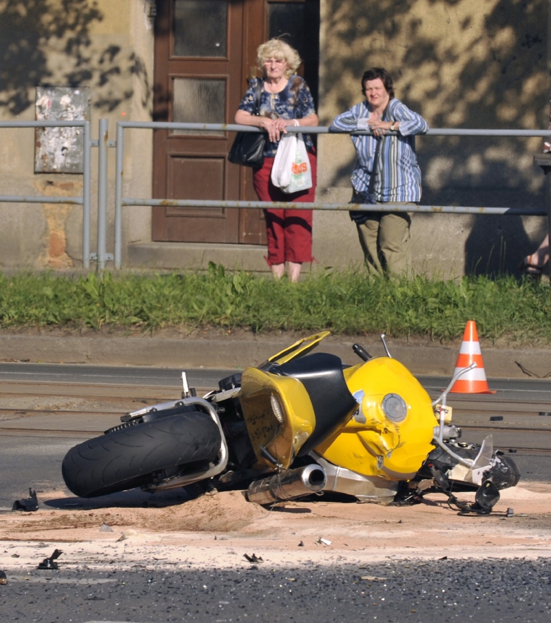 Střet automobilu s motocyklem si vyžádal dva lidské životy (ilustrační foto).