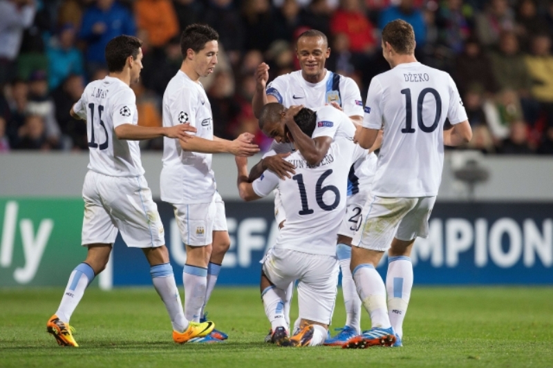 Fotbalisté Manchesteru City se radují z gólu.