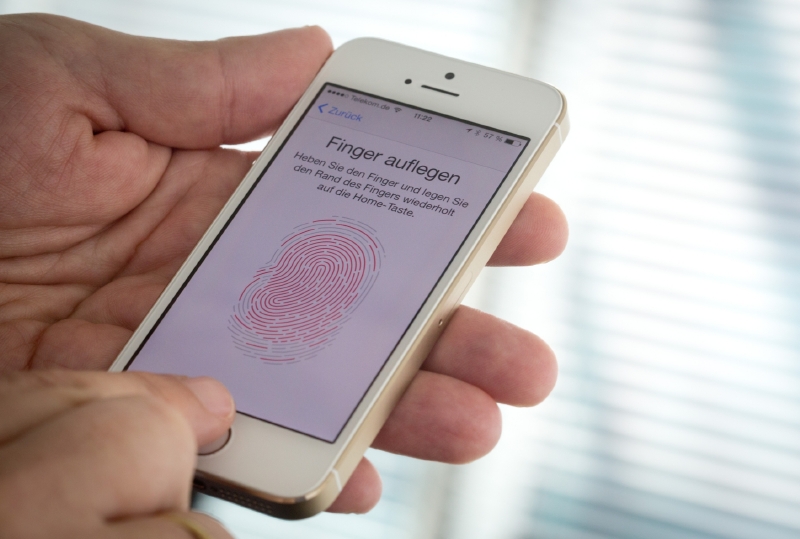 Snímačem otisků prstů se chtěla firma Apple výrazně odlišit od konkurence. Snímačem otisků prstů se chtěla firma Apple výrazně odlišit od konkurence.
