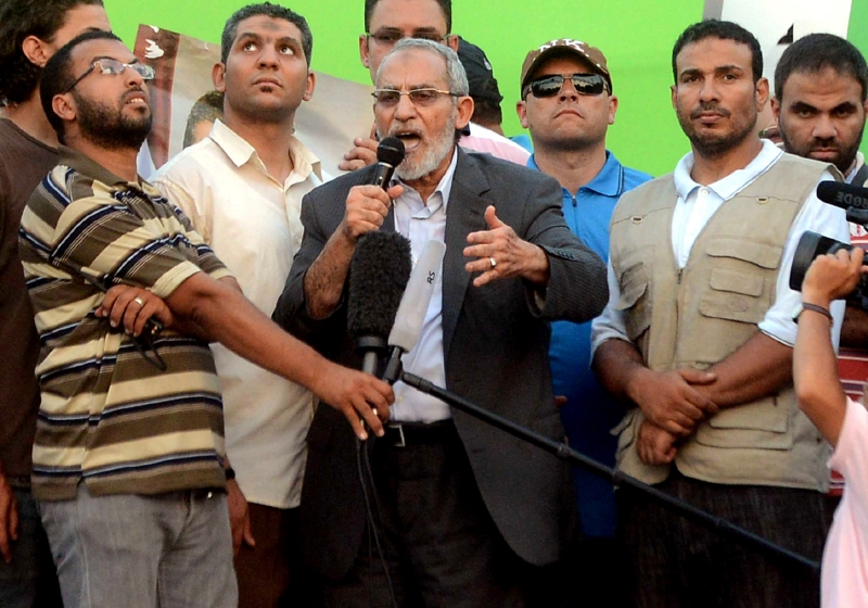 Přední představitel Muslimského bratrstva Mohammed Badie promlouvá k lidu.