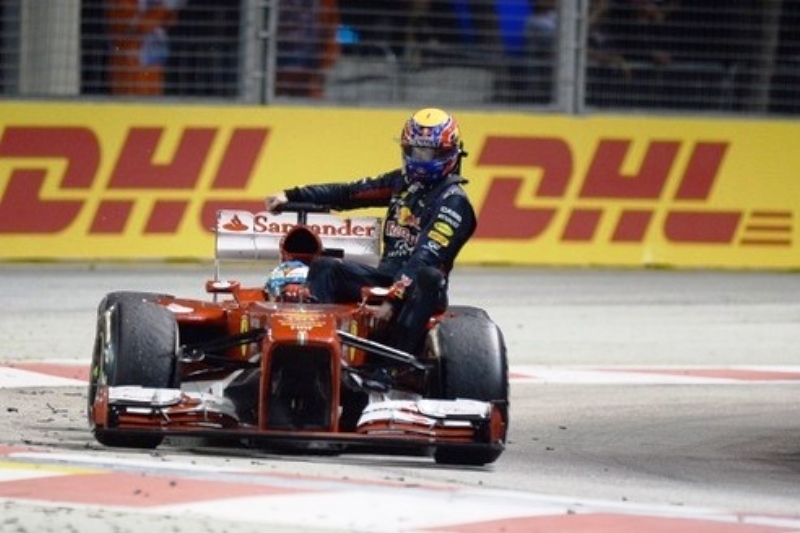 Mark Webber se při VC Singapuru nechal svést na Ferrari Fernanda Alonsa.