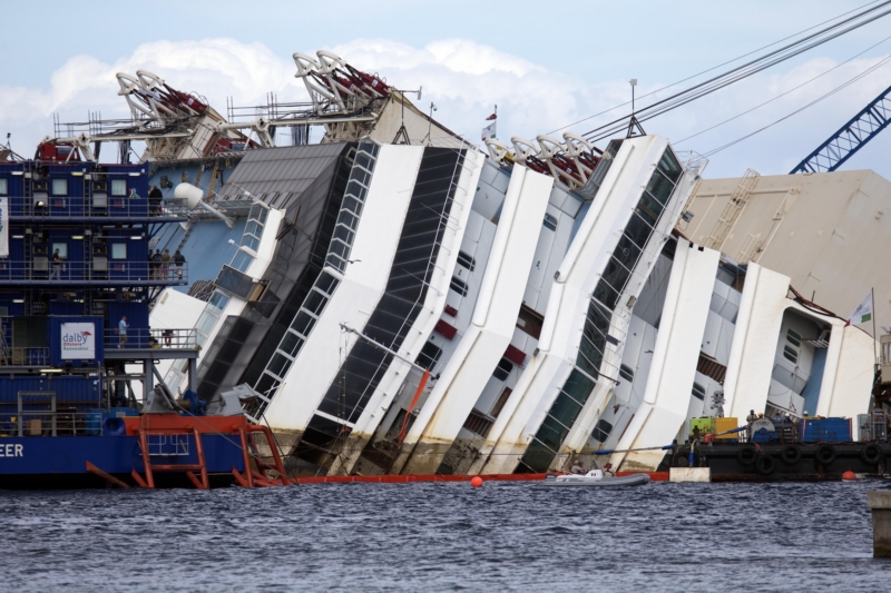 Potopená italská výletní loď Costa Concordia. Potopená italská výletní loď Costa Concordia.
