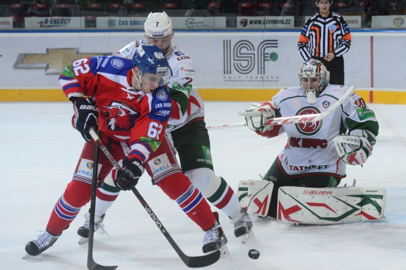 Lukáš Cingel z HC Lev Praha (vlevo) a Stěpan Zacharčuk a Konstantin Barulin z AK BARS Kazaň.