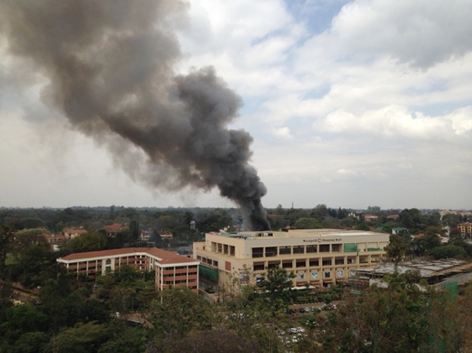 Z nákupního centra v Nairobi stoupá dým.