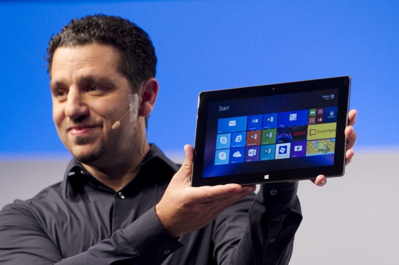 Viceprezident Microsoftu Panos Panay představuje nový tablet Surface. Viceprezident Microsoftu Panos Panay představuje nový tablet Surface.