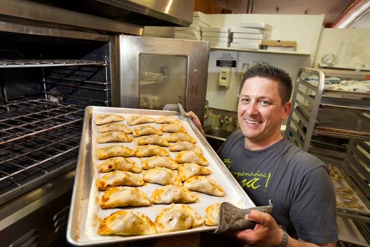 Manuel Godino si díky mikroůvěru otevřel své bistro s taštičkami empanadas. Manuel Godino si díky mikroůvěru otevřel své bistro s taštičkami empanadas.
