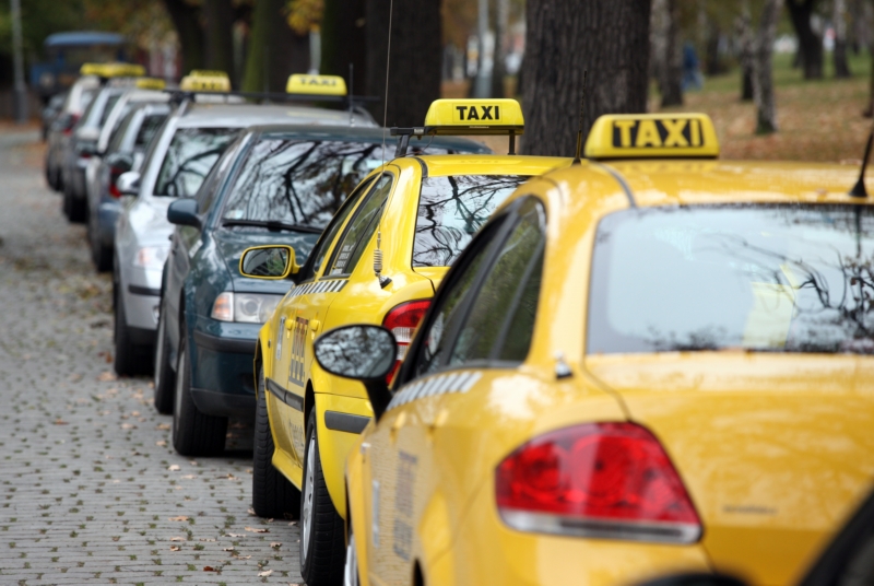 Žena si po večírku zavolala taxi (ilustrační foto). Žena si po večírku zavolala taxi (ilustrační foto).