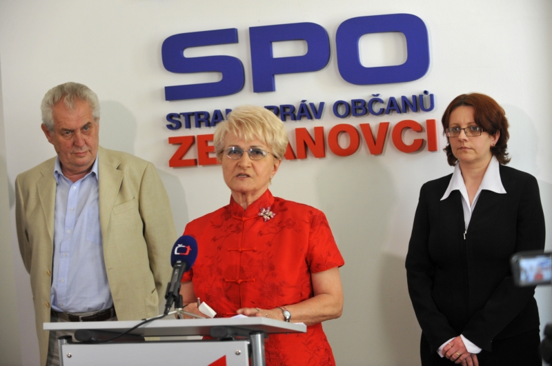Prezident Miloš Zeman poslankyně ČSSD Milada Emmerová (uprostřed) a Dita Portová (vpravo). Prezident Miloš Zeman poslankyně ČSSD Milada Emmerová (uprostřed) a Dita Portová (vpravo).
