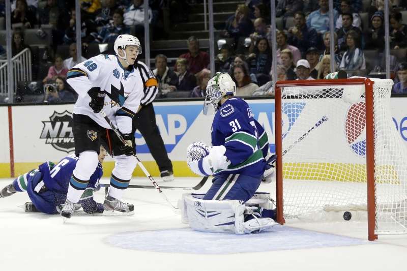 Tomáš Hertl (v bílém) v dresu Sharks znovu zazářil.