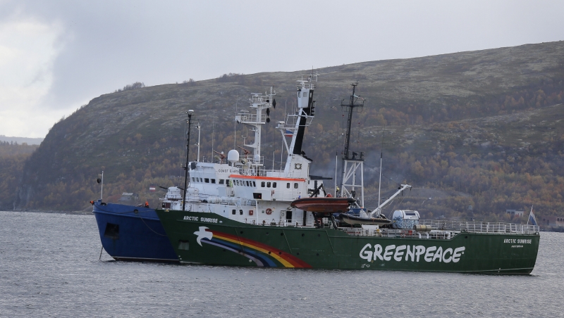 Ruští pohraničníci, spadající pod tajnou službu FSB, zadrželi loď Greenpeace v Barentsově moři, kde se aktivisté chystali protestovat proti připravované těžbě ropy.