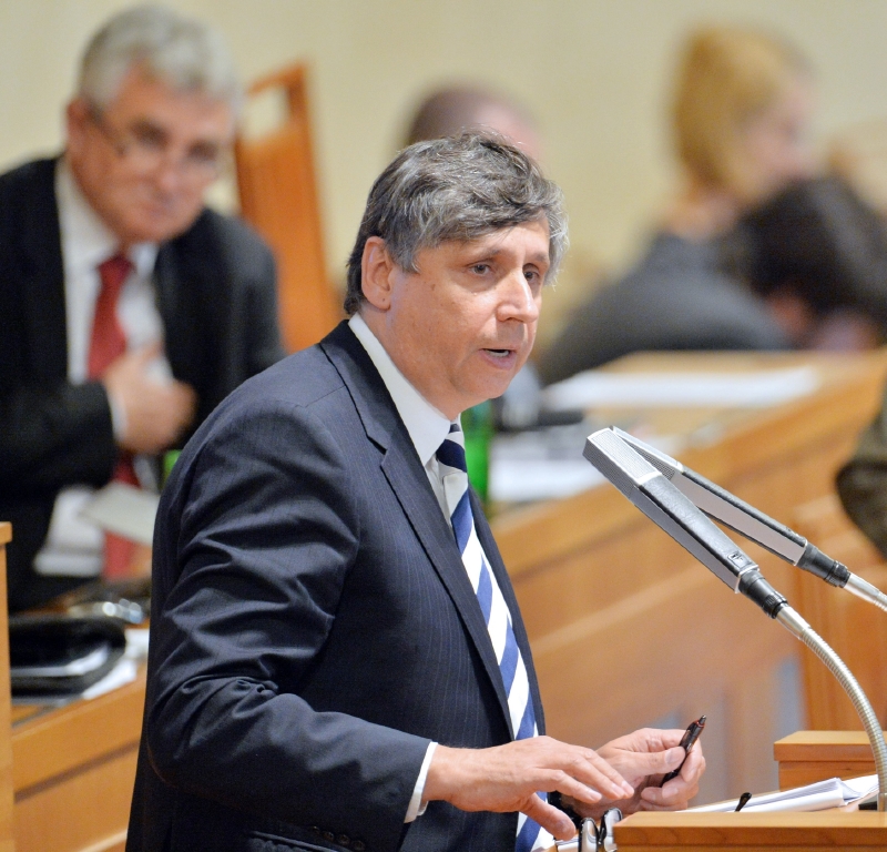 Ministr financí v demisi Jan Fischer. Ministr financí v demisi Jan Fischer.
