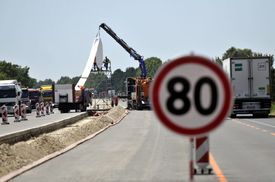Práce na rozšiřování krajnic v opravovaném úseku dálnice D1 mezi Lhotkou a Velkou Bíteší na Vysočině byly opět přerušeny.