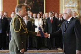 Rostislav Pilc při přebírání hodnosti brigádního generála.