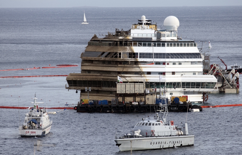 Vrak lodi Costa Concordia byl navrácen do svislé polohy minulý týden.