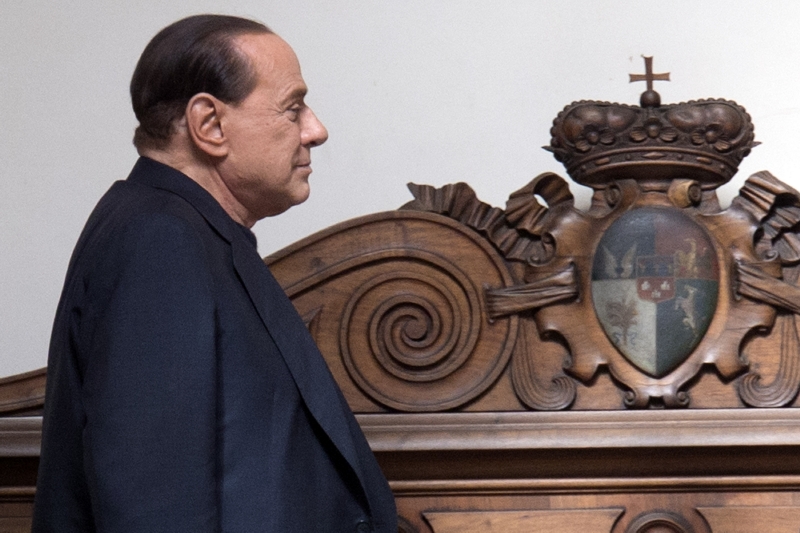 Členové parlamentu za Berlusconiho pravicové seskupení Lid svobody opět pohrozili, že hromadně rezignují pokud bude expremiér vyloučen z horní komory.
