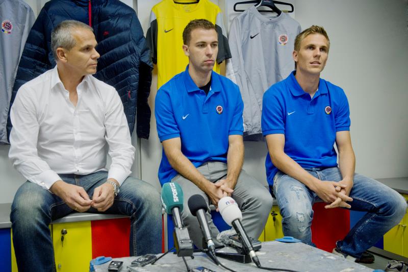 Trenér Sparty Vítězslav Lavička (vlevo) a hráči Josef Hušbauer (uprostřed) a Bořek Dočkal.