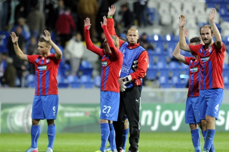 Fotbalisté Viktorie Plzeň mávají fanouškům.