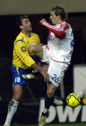 Bořek Dočkal (vpravo) v sešívaném dresu mateřské Slavie.