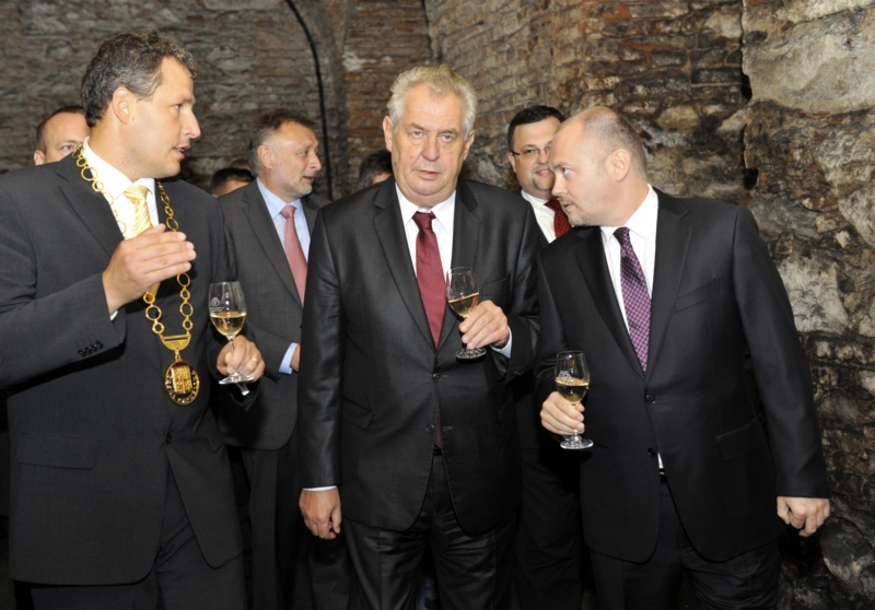 Prezident Miloš Zeman (vlevo) během cesty po Jihomoravském kraji.