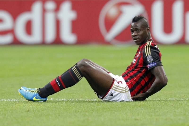 Útočník Mario Balotelli se stal terčem rasistického útoku.