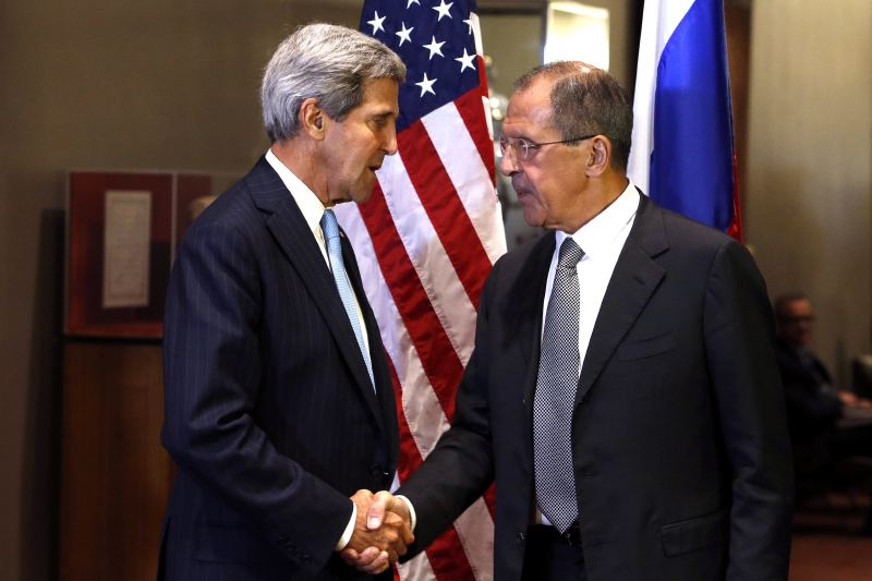 Ruský ministr zahraničí Sergej Lavrov (vpravo) a jeho americký protějšek John Kerry.