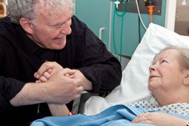 Služba nejen pro věřící. Popovídat si s kaplanem chtějí tisíce lidí bez ohledu na diagnózu, věk nebo vyznání. 