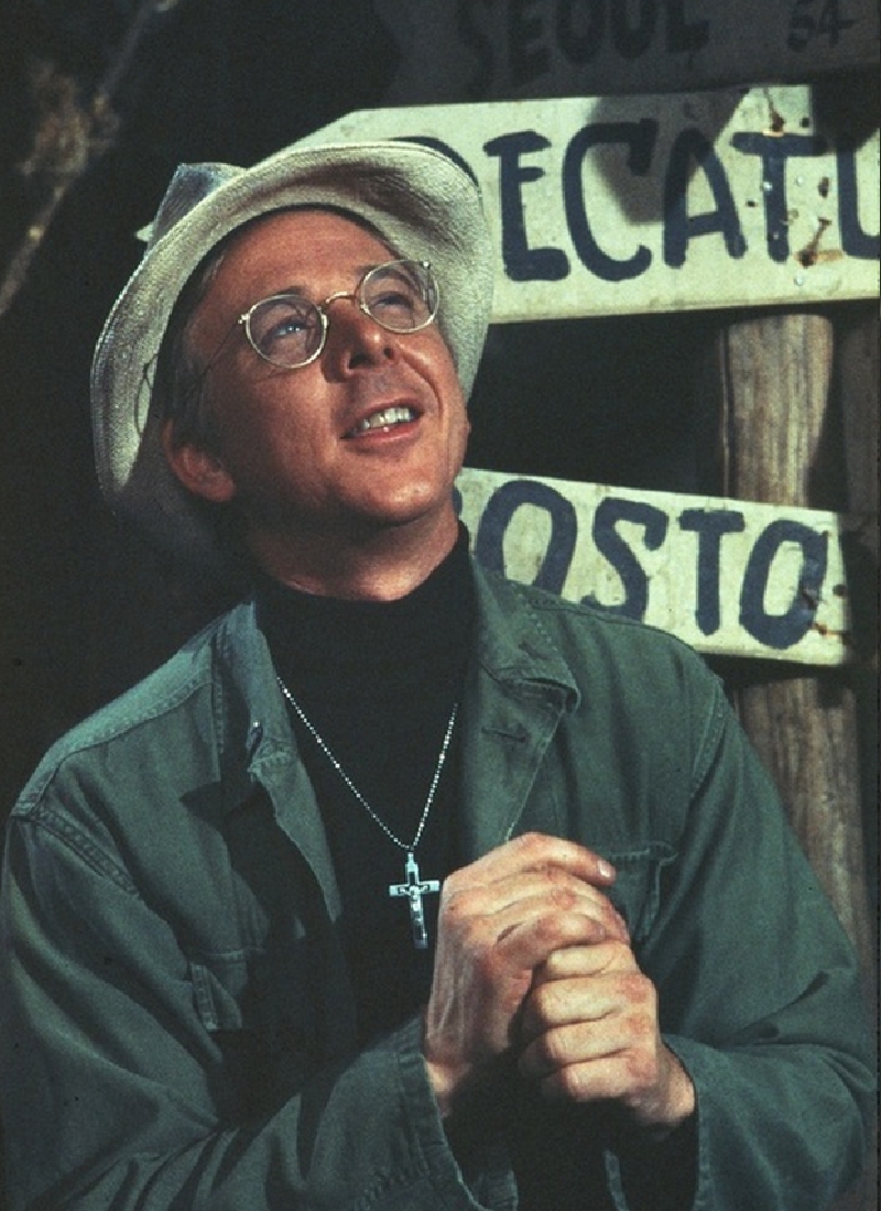 Otec Mulcahy, populární kaplan z televizního seriálu M.A.S.H. Otec Mulcahy, populární kaplan z televizního seriálu M.A.S.H.